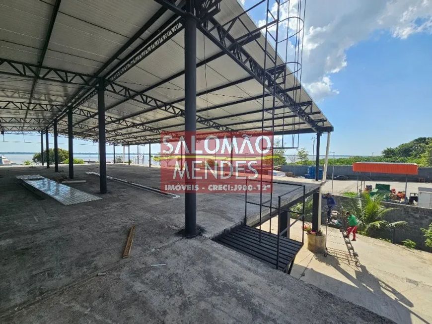 Vista rio e estacionamento de 6000m2, o bastante para quase 100 vagas.