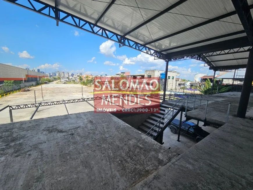 Vista rio e estacionamento de 6000m2, o bastante para quase 100 vagas.