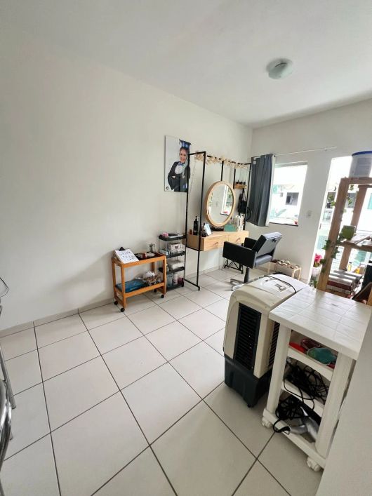 Aluga se casa espaçosa e confortável