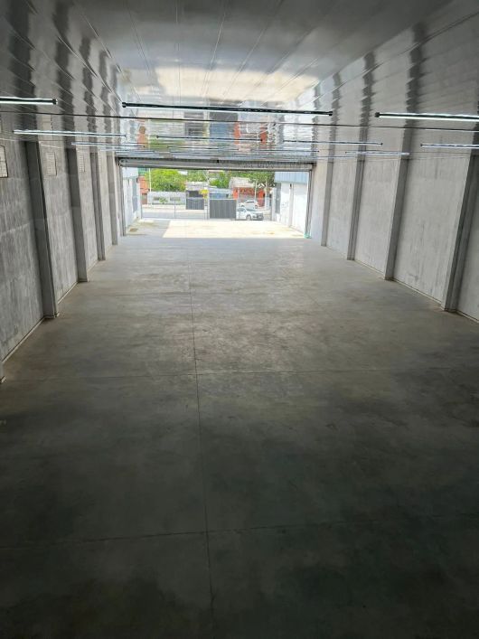 Galpão com estacionamento