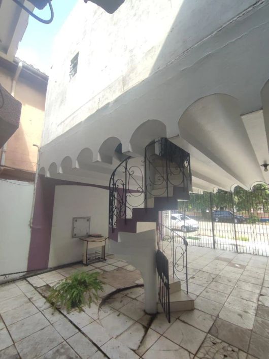Casa com 374m2 com 4/4