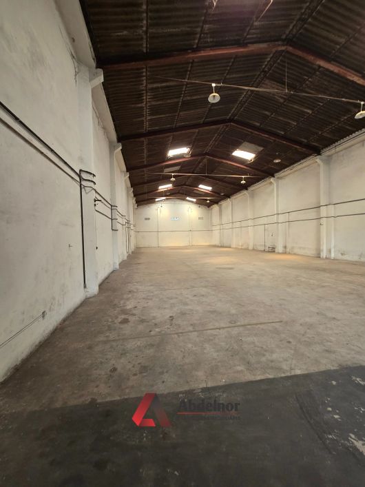 Alugo galpão com 750m² na José Bonifácio.