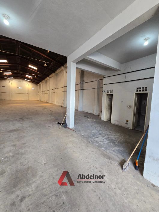 Alugo galpão com 750m² na José Bonifácio.