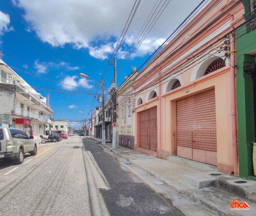 Imovel com espaço tipo loja (70,00m²) com banheiro e amplo terreno (180,00m²) aos fundos - Cod 55299