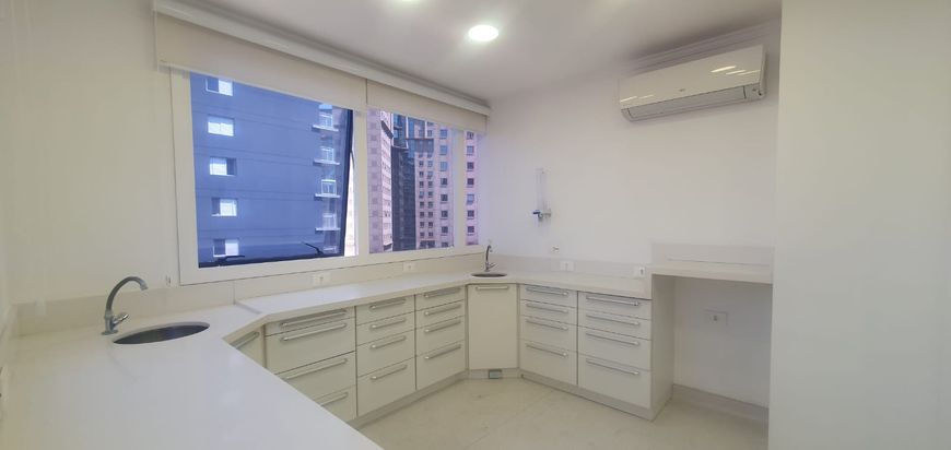 Excelente consultório com 44m², com duas amplas salas, recepção, sala de espera, cozinha e uma vaga