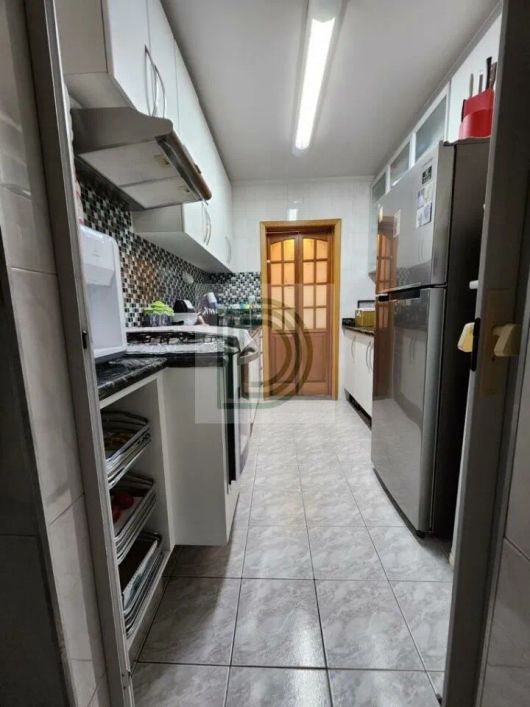 Apartamento de 3 dormitórios, com 1 vaga, próximo ao comércio e condução.
