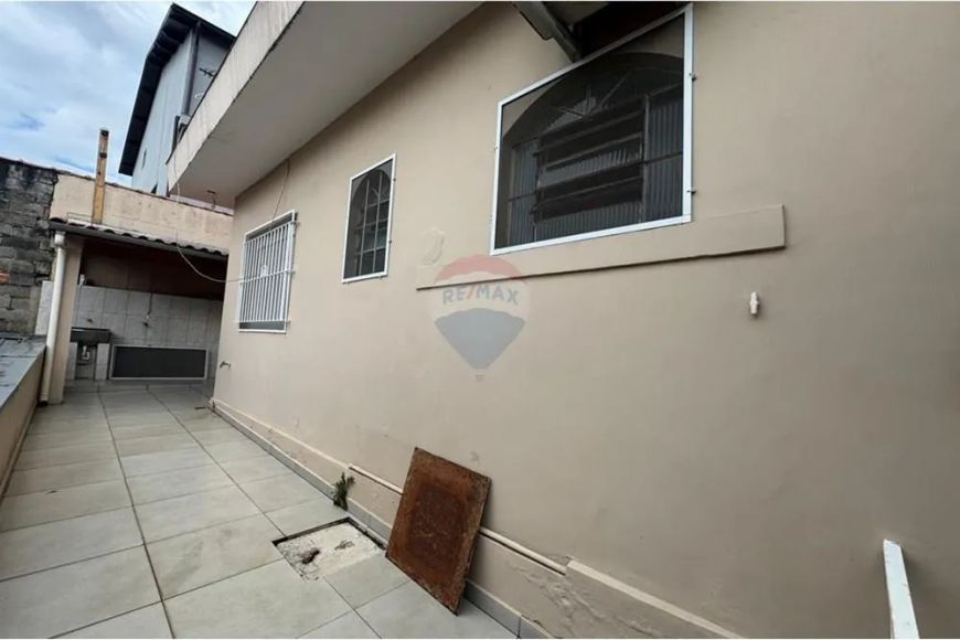 "Espaçosa Casa Comercial no Jardim Bom Clima"