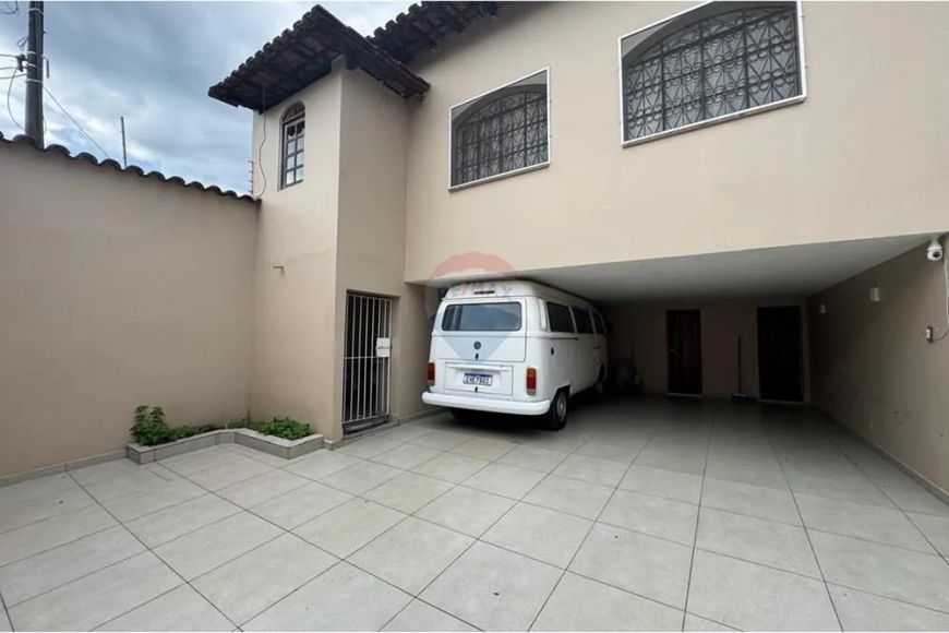 "Espaçosa Casa Comercial no Jardim Bom Clima"